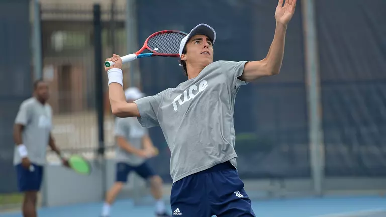 Navarro Opens with an Unbeaten Day