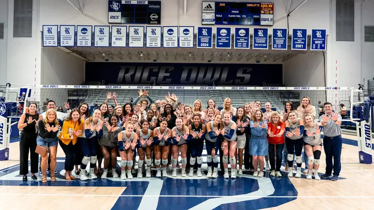 Volleyball Takes Down Charlotte in Straight Sets on Alumni Night