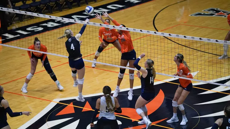 Volleyball Sweeps Third-Straight Match, Downs UTSA in San Antonio