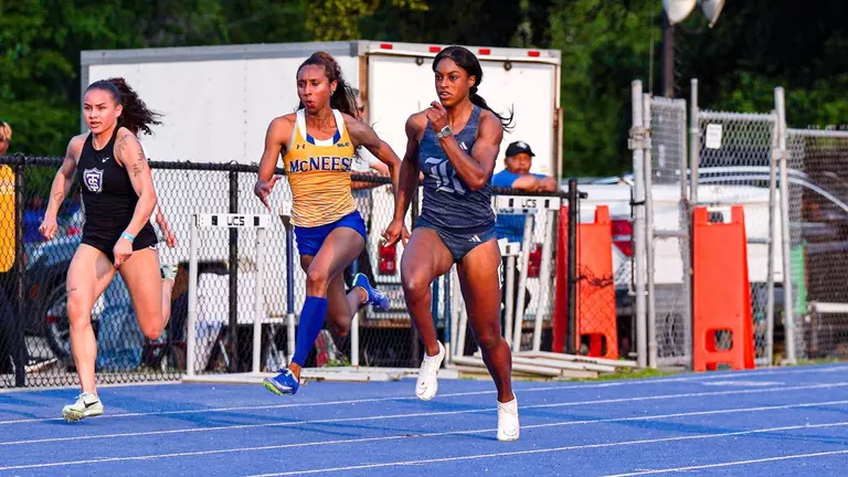 Women's Track & Field Hosts Victor Lopez Classic, Posts Four Titles