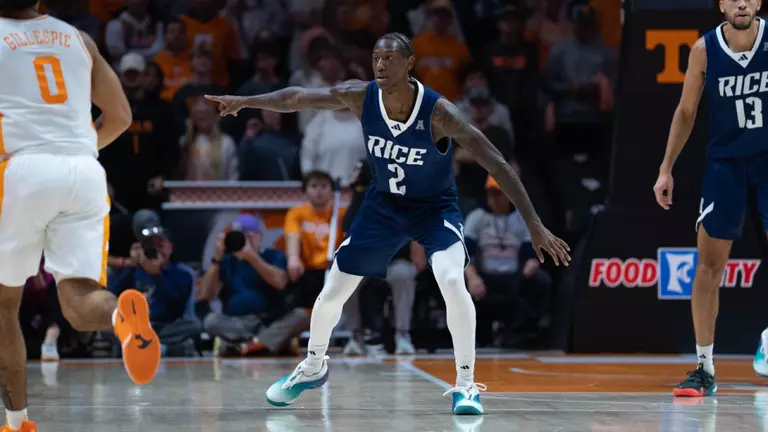 Men’s Basketball Battles But Falls to No. 20 Tennessee