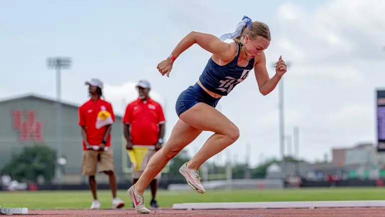 Owls Have Strong Season Debut at UH