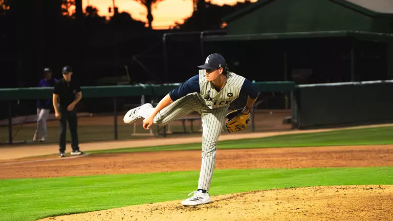 Owls Stay Hot in Phoenix