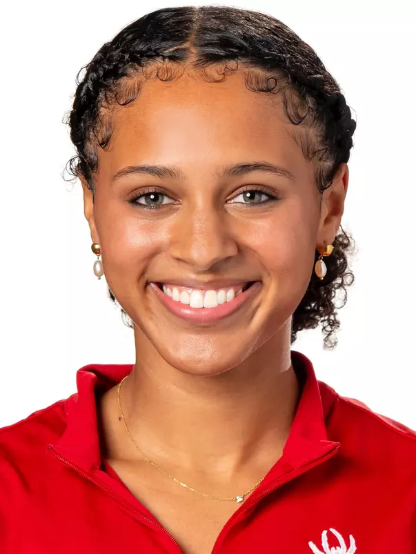Nina Lavelle Headshot