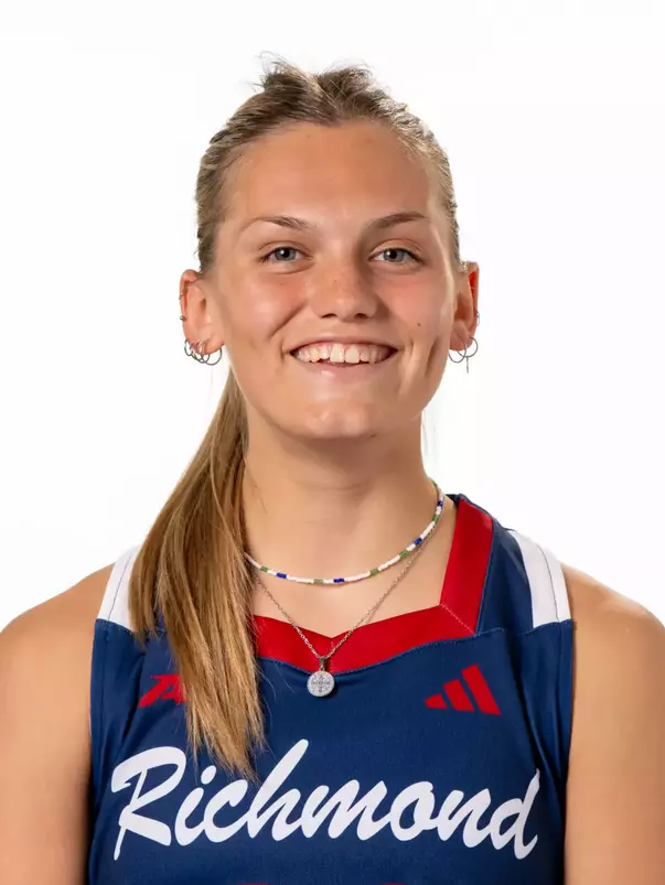 Clara Larripa - 2024 headshot