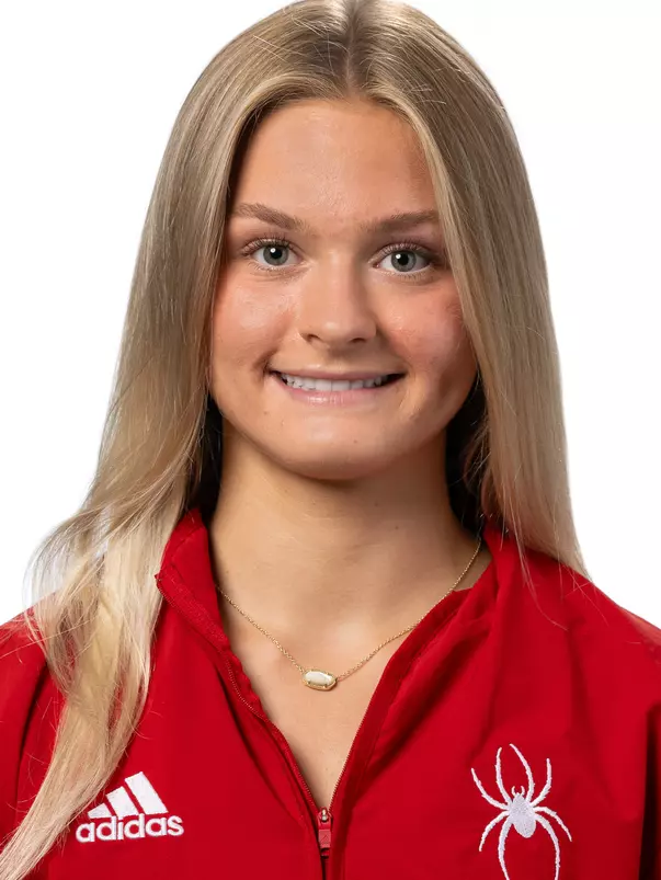Lucy Versen headshot