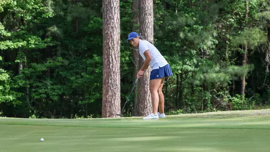 Maya Beasley tracks her putt from the fringe