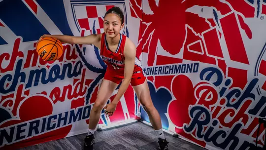 Arisa Ihara dribbling the ball
