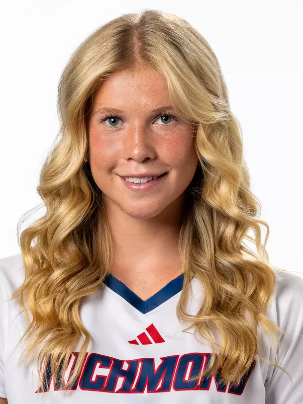 Ella Santz headshot