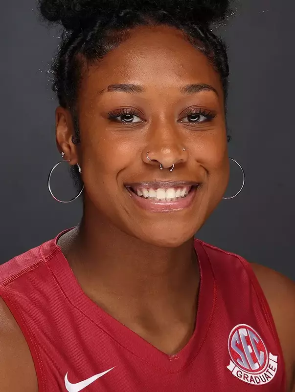 2025 Victoria Barrett Headshot