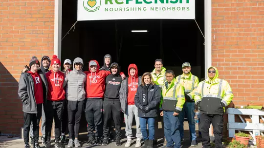 Men’s golf lends a hand to local community