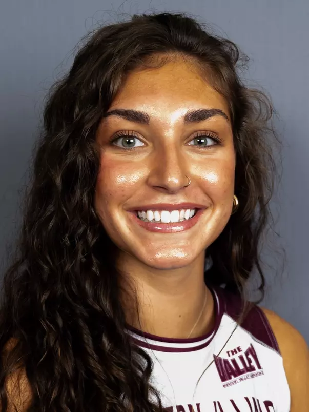 Ella McFarland Headshot