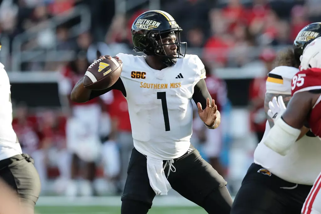 Southern Miss Golden Eagles quarterback Braylon Braxton (1) throws a pass  In a game between Southern Miss and Louisiana  and  in the NCAA  Football game.  October 18, 2025 (Joe Harper/bgnphoto.com)