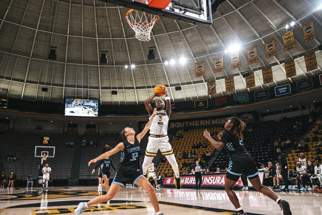Jakayla Johnson drives to the basket against BMCU
