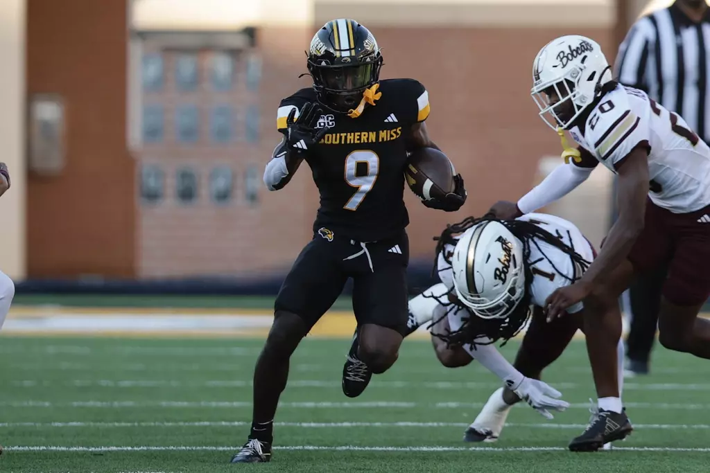 Southern Miss Golden Eagles wide receiver Elijah Metcalf (9) breaks into the open in a game between Southern Miss Golden Eagles and Texas State Bobcats and in the NCAA Football game. November 15, 2025 (Joe Harper/bgnphoto.com)