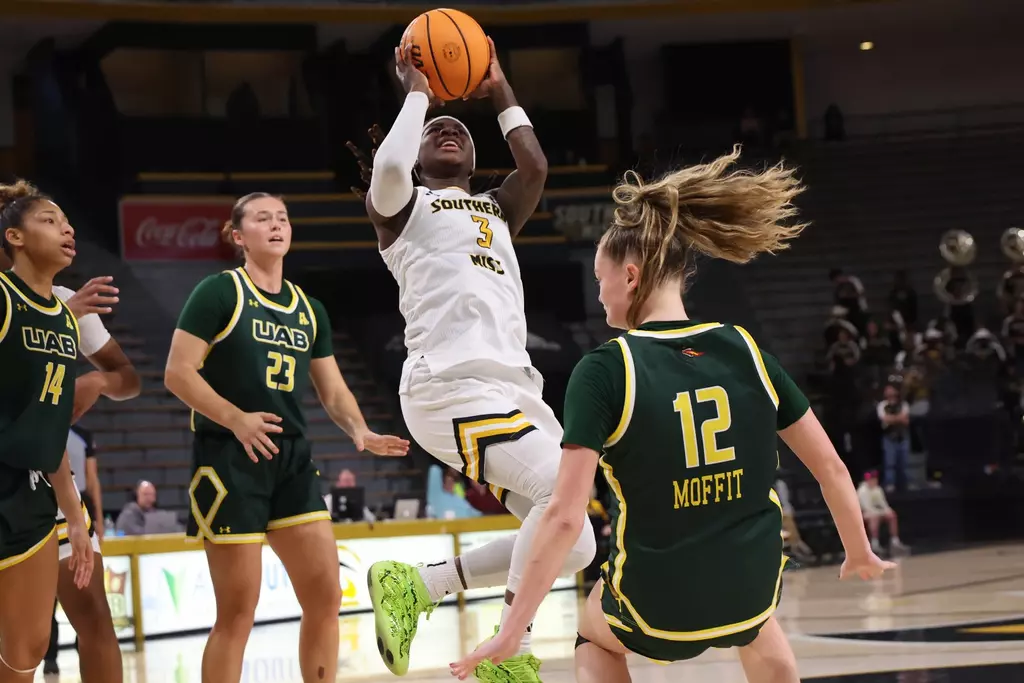 Southern Miss Lady Eagles guard Jakayla Johnson (3) drives the lane for a layup in a game between Southern Miss Golden Eagles and UAB Blazers and in the NCAA Women's Basketball game. December 07, 2025 (Joe Harper/bgnphoto.com)