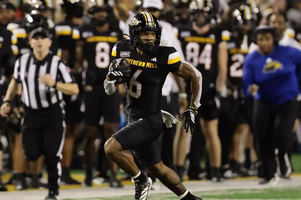 Southern Miss Golden Eagles wide receiver Micah Davis (6) runs down the sideline In a game between Southern Miss and Jacksonville State and in the NCAA Football game. September 27, 2025 (Joe Harper/bgnphoto.com)