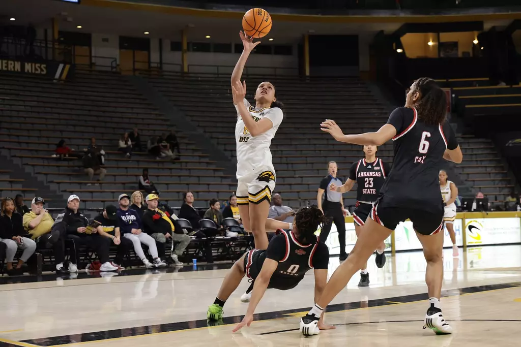 Southern Mississippi Golden Eagles guard Meloney Thames (8) with a layup in a game between Southern Miss Golden Eagles and Arkansas State in a NCAA Women's Basketball game. January 01, 2026 (Joe Harper/bgnphoto.com)