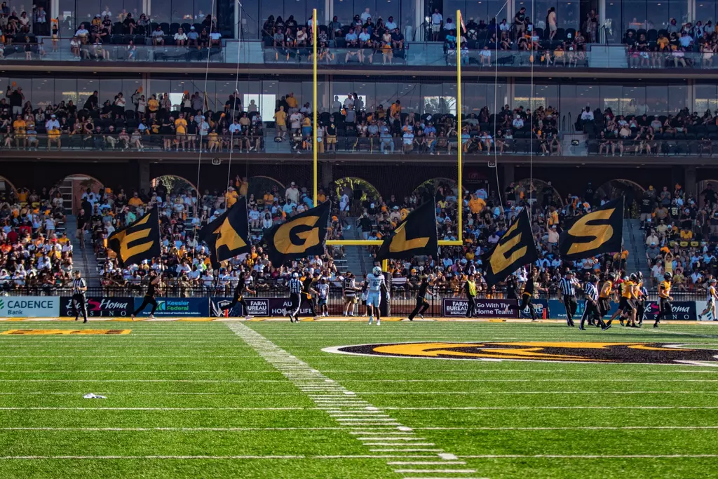 Cheerleaders Spell E-A-G-L-E-S (Jackson State game)