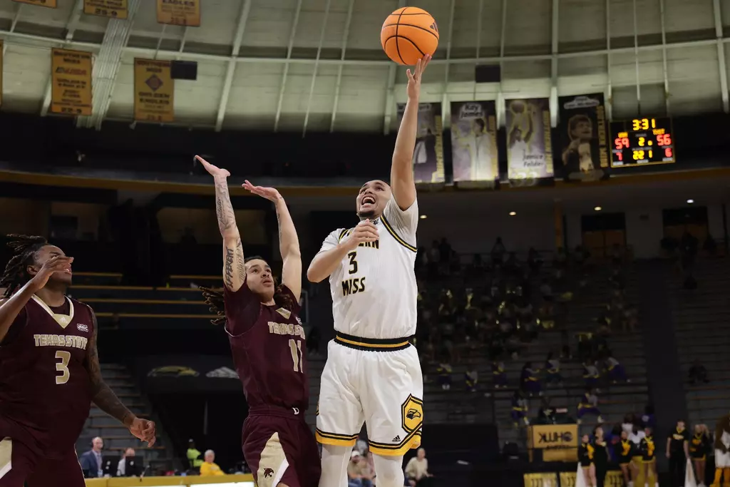 Southern Mississippi Golden Eagles guard Chiante Tramble (3) with a layup in a game between Southern Miss Golden Eagles and Texas State in a NCAA Men's Basketball game. January 08, 2026 (Joe Harper/bgnphoto.com)