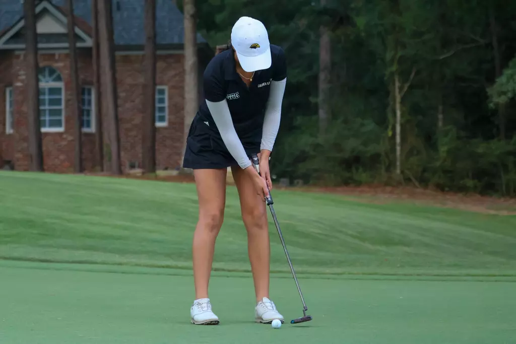 Louise Cuyvers putting