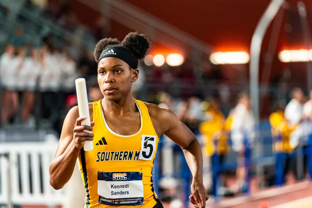 Kennedi Sanders competing in the 4x400 relay in the Birmingham Crossplex