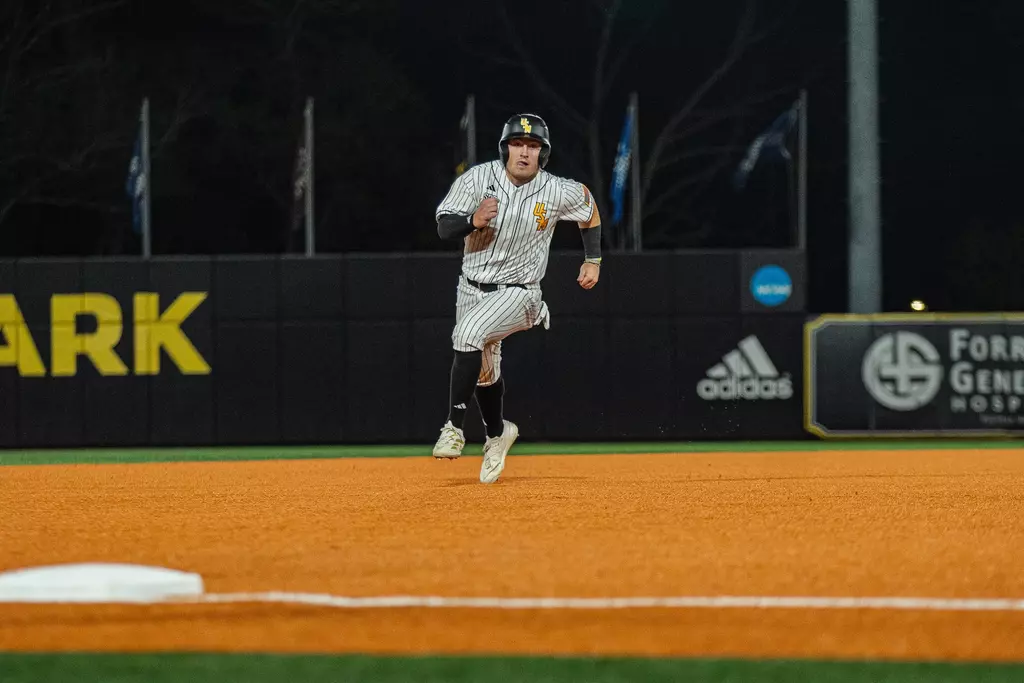 Kyle Morrison hustles to 3rd