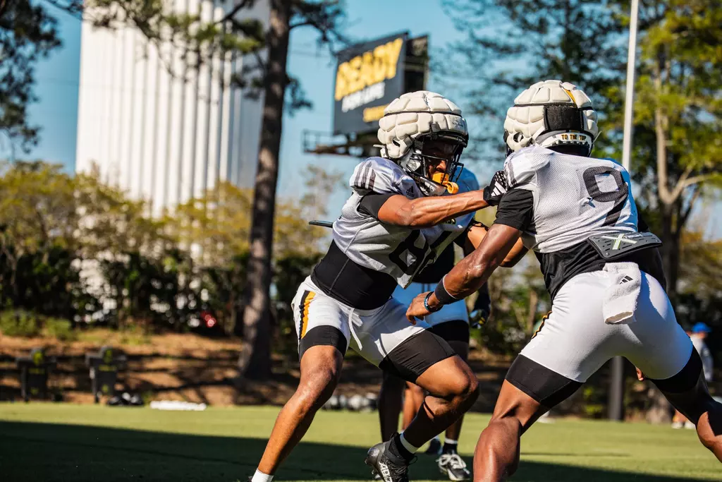 Israel Leamon (86) works against Jaylen Himes (9) in first spring practice with pads