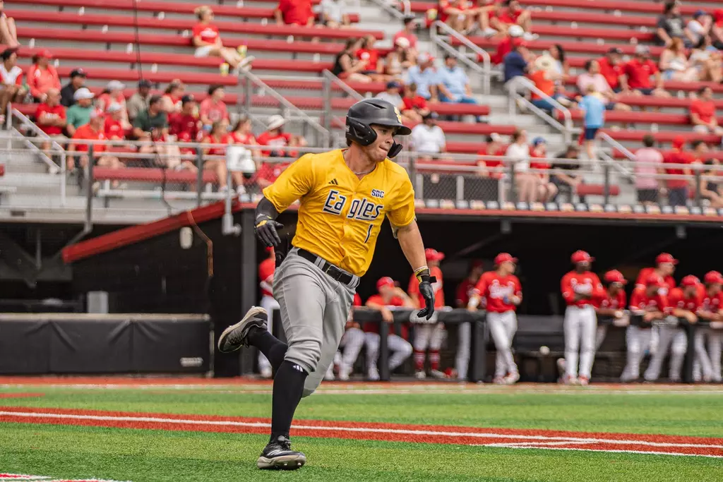 Joey Urban rounds first