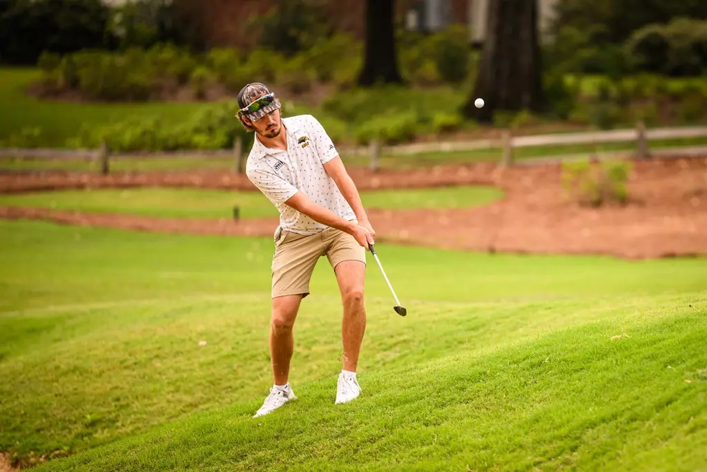 Jake Moffitt chipping at the SBC Tournament