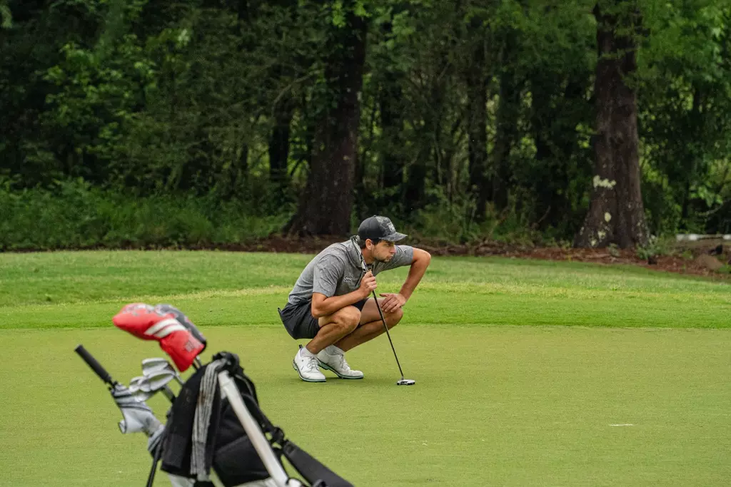 Benjamin Fernandez eyeing up putt