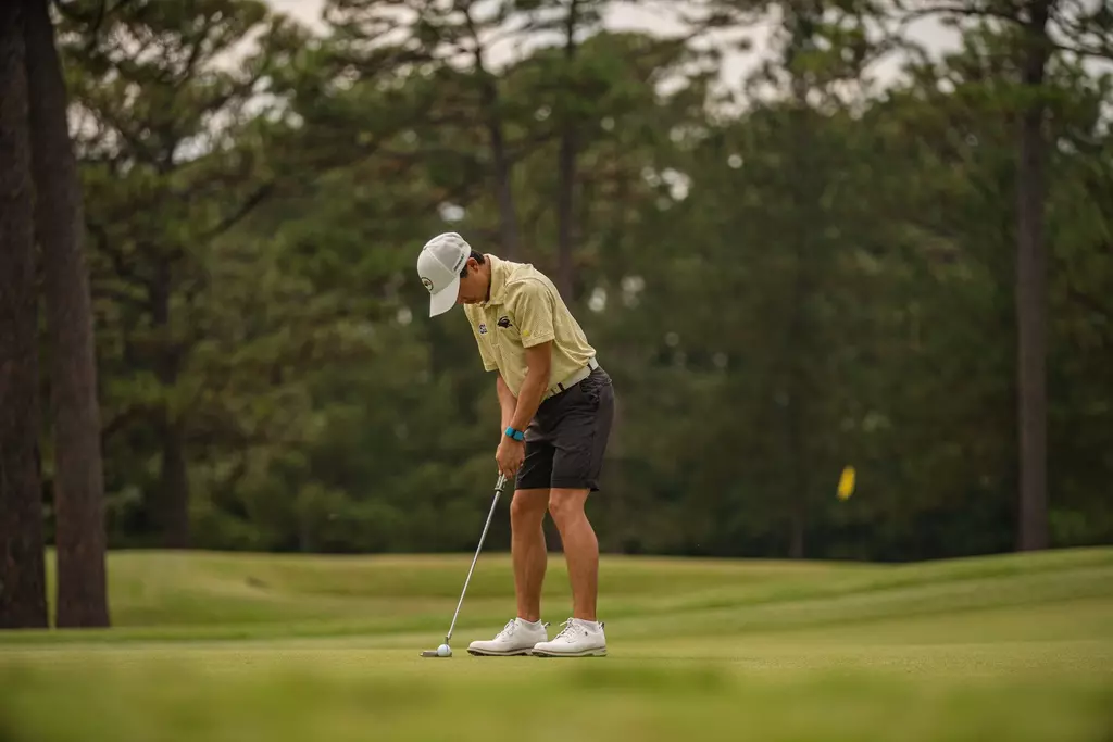 Supakorn "Mic" Amornchaichan putting