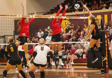 Kinsey Mohwinkle (L) and Shelby Kimm (R) @ Minnesota Duluth 10-10-26