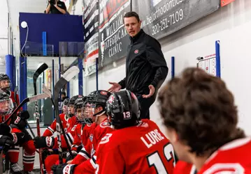 Nick Oliver bench Red/Black 2026