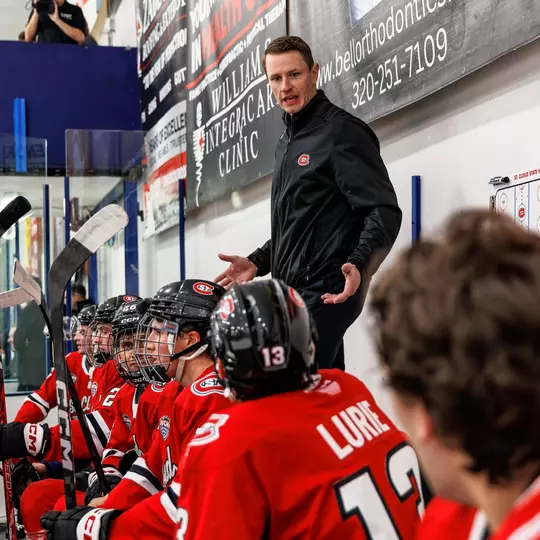 Nick Oliver bench Red/Black 2026