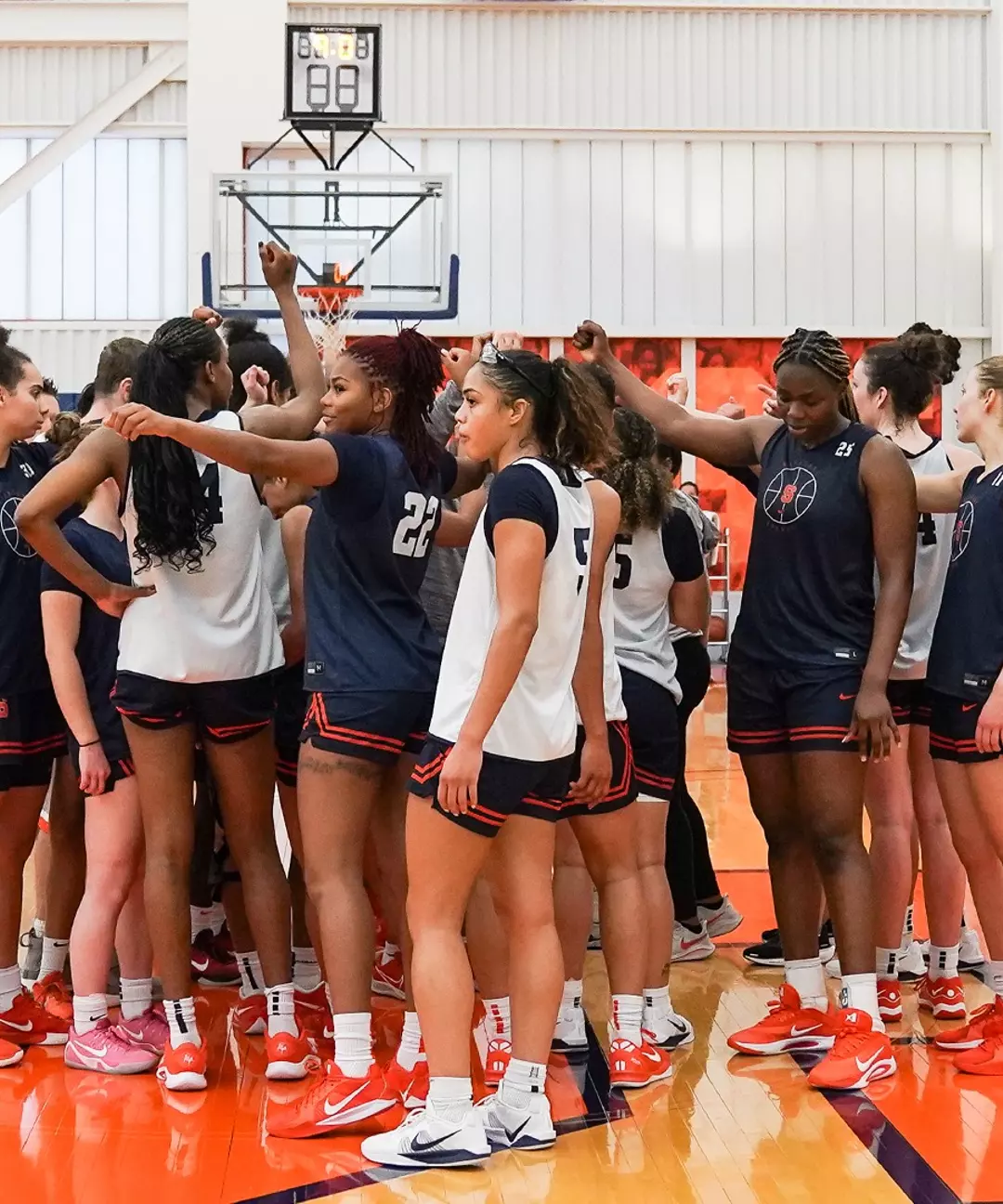 WBB huddles at practice on Oct. 14