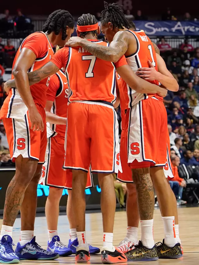 men's basketball huddle