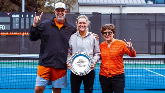 Stearns presented with 2022 Honda Award for Tennis