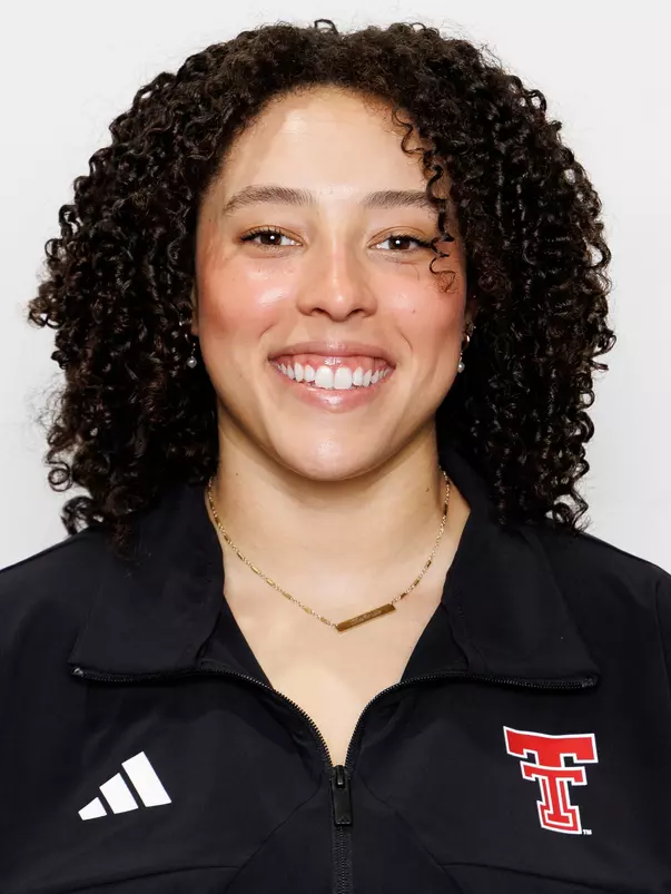McKenzie Davis Headshot