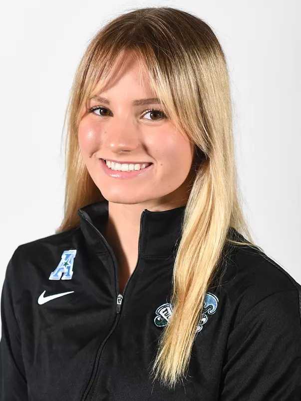 Hailey Roberti Headshot