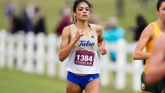 Kathryn Koonts runs at the Arturo Barrios Invitational