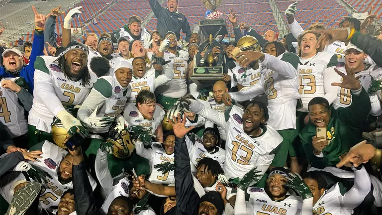 BOWL CHAMPS! UAB Defeats No. 13 BYU 31-28 in Independence Bowl