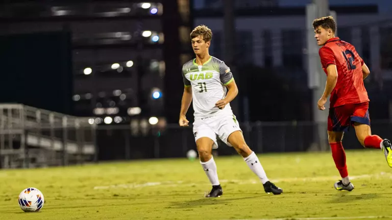 Late Goal Trips Up Men's Soccer Against Chicago State
