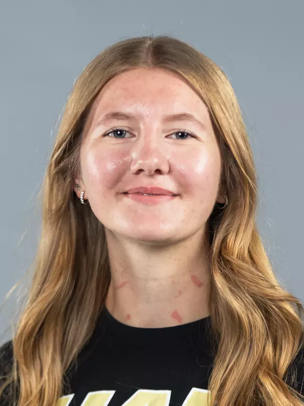 Emma Bueschel Headshot