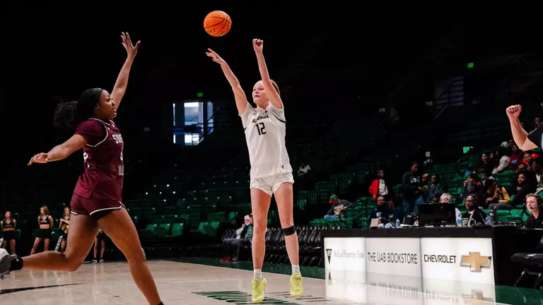 UAB Dominates Southern Illinois in 27-point Win