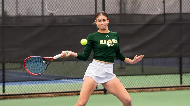 Women’s Tennis Falls 4-0 at No. 40 Charlotte