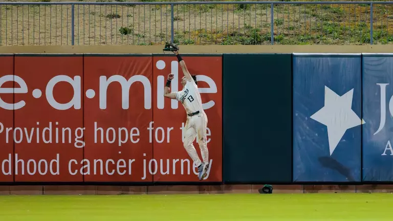 Logan Braunschweig Named ABCA/Rawlings Gold Glove Finalist