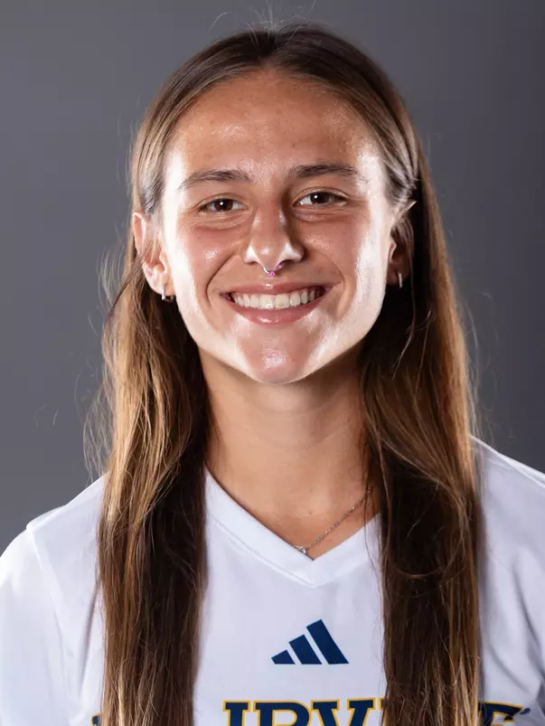 chloe-ragon-uci-wsoc-2024-headshot
