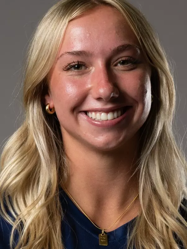 elizabeth-hayes-uci-wsoc-2026-recruitheadshotnewcomer