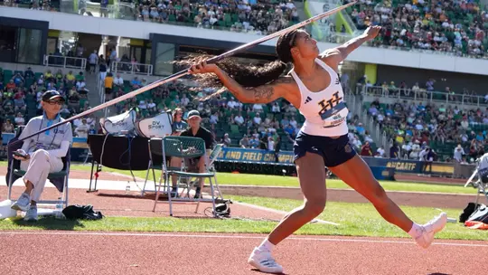 Jolie Robinson throwing the javelin at Hayward Field